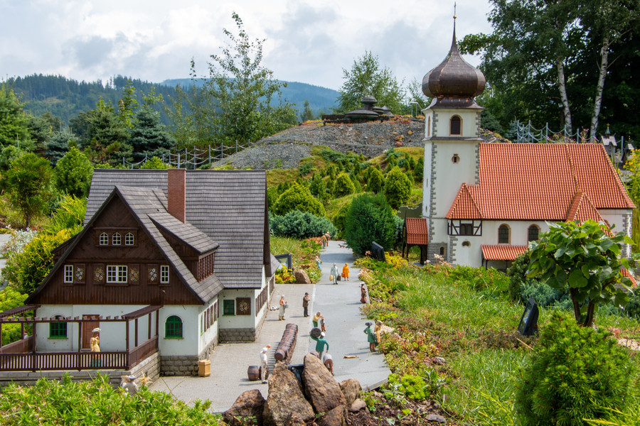 miniatury_kowary_shutterstock_2429232927