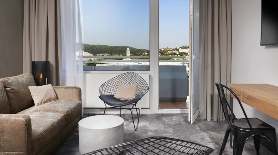 c6606205-761d-479f-99e6-e93cca01242b c6606205-761d-479f-99e6-e93cca01242b