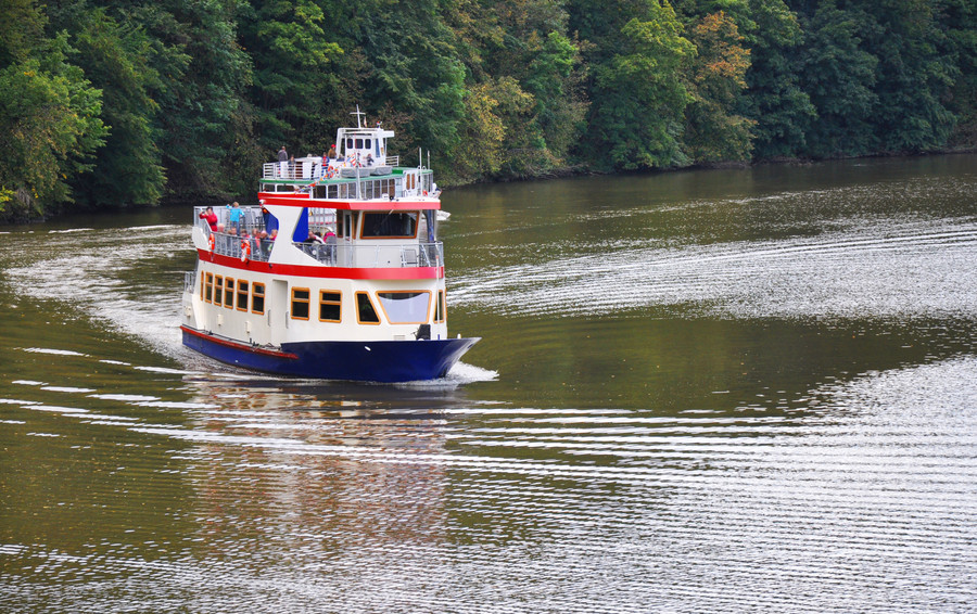 Dampfschiff auf dem Damm