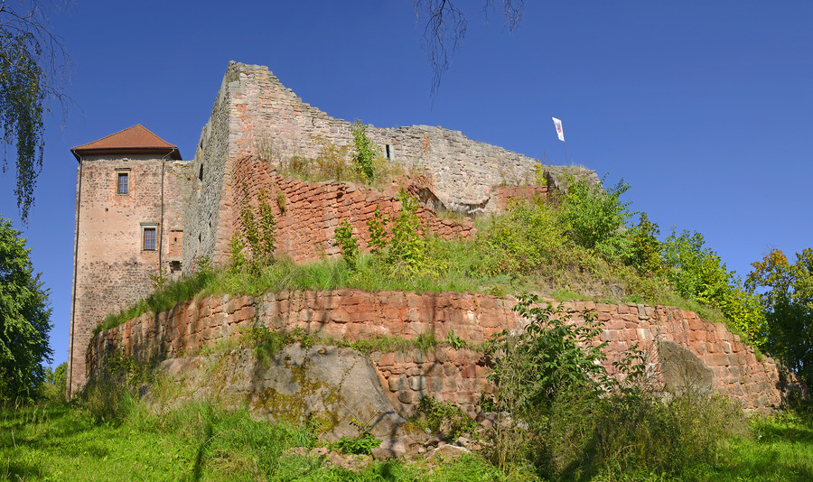 hrad_Pecka_shutterstock_1709359936